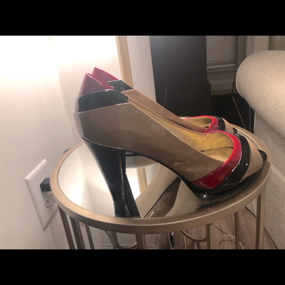 Bandolino Tricolored patent leather pumps